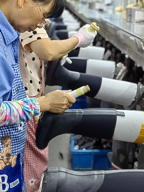 The Difference Between Sample Production and Bulk Production in Rubber Boots manufacturing